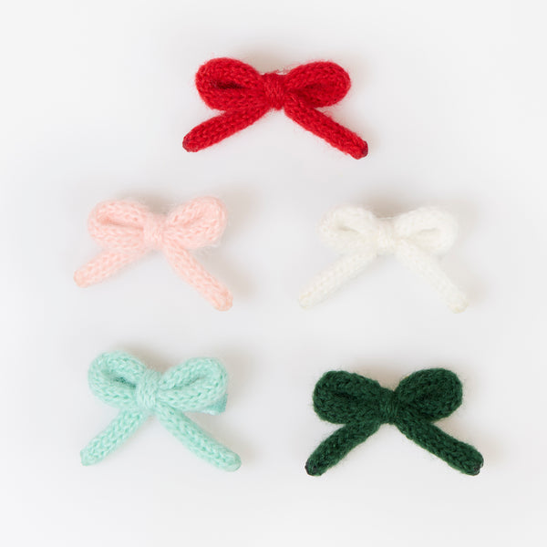 I nostri fermagli per capelli natalizi sono caratterizzati da fiocchi in maglia e dettagli in nastro di velluto nei colori rosso, rosa, bianco, menta e verde, per un look meravigliosamente elegante. Immagine2