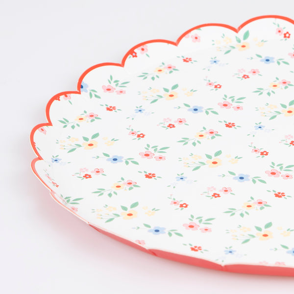 Our side plates feature classic flower designs with modern touches of red for a fashionable floral effect, idea for garden parties. Image3