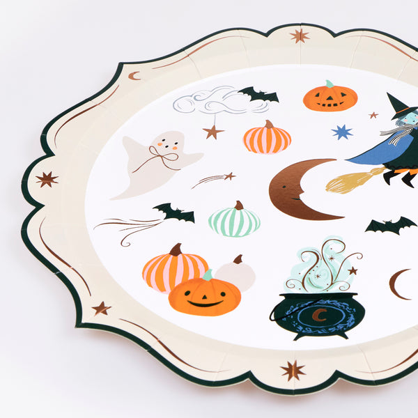 Vores halloween-tallerkener er lavet af papir i tallerkenstørrelse og har sjove figurer og ikoner kombineret med en udsmykket kant, der giver et elegant look. Billede3