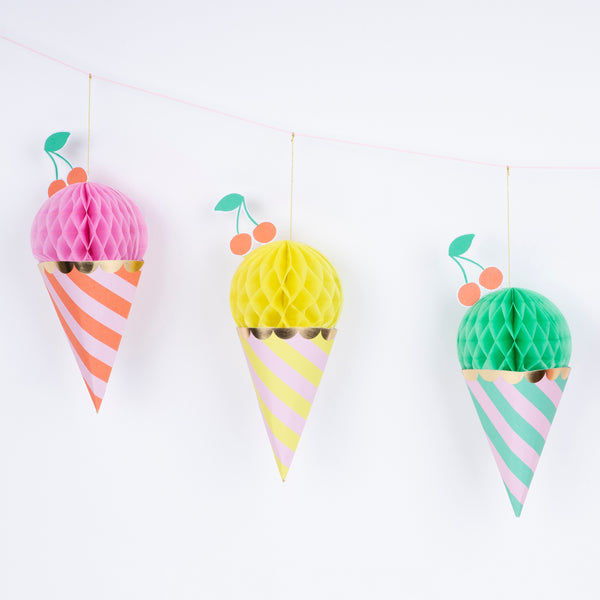 Our ice cream party set is ideal for celebrations with a summery vibe, includes tableware, ice cream tubs and spoons and a garland.  Image3
