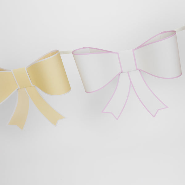 Our large garland, with big bows in soft colours, is perfect as a wall decoration. Image4