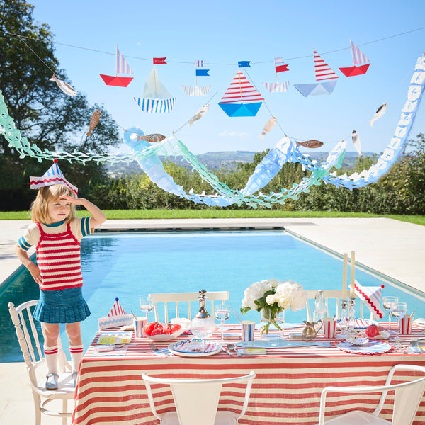 Our dinner plates, made from paper with a wavy edge, feature nautical stripes in red, white and blue, ideal for chic summery gatherings. Image2