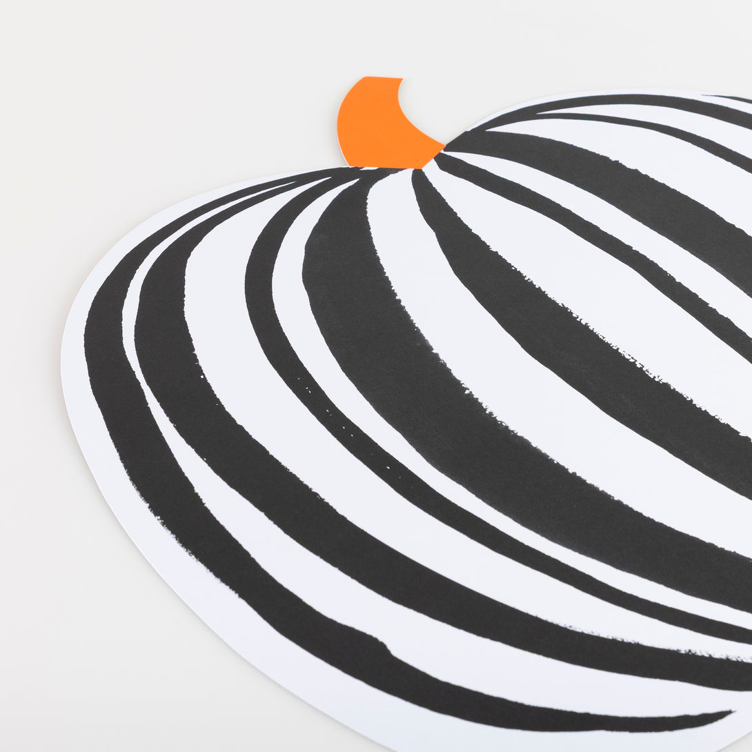 Make your Halloween party table look amazing with our paper placemats in the shape of pumpkins with a fun striped design. Image2