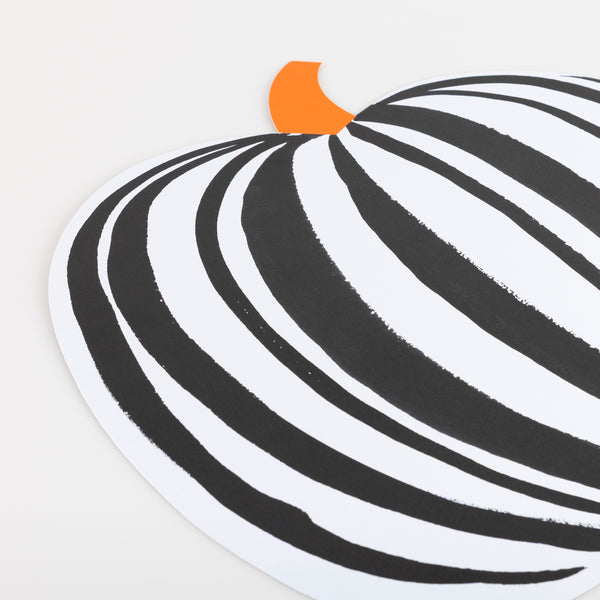 Make your Halloween party table look amazing with our paper placemats in the shape of pumpkins with a fun striped design. Image2