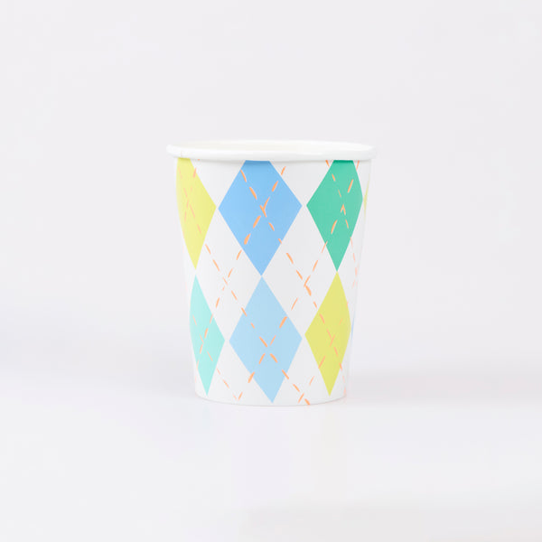 Our party cups, made from quality paper, feature a cheerful argyle pattern, perfect for 256ml drinks at parties and birthday meals. Image1