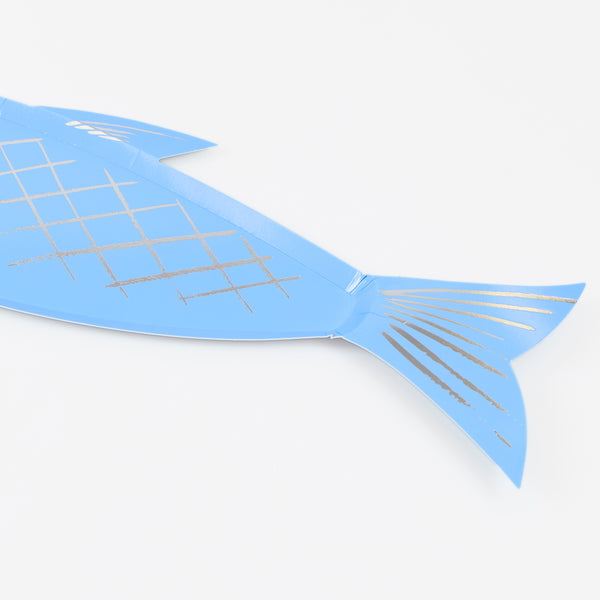 Let our fish-shaped plates, made from paper in shades of blue with shiny silver foil details, add a wonderful ocean vibe to your party. Image4