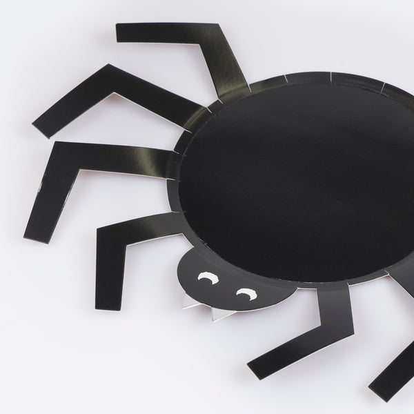 Unsere Spinnenteller sind perfekt, um Ihrer Halloween-Party einen schaurig-schönen Touch zu verleihen. Sie sind mit silbern glänzenden Foliendetails und frechen Augen- und Reißzahndetails versehen. Bild3