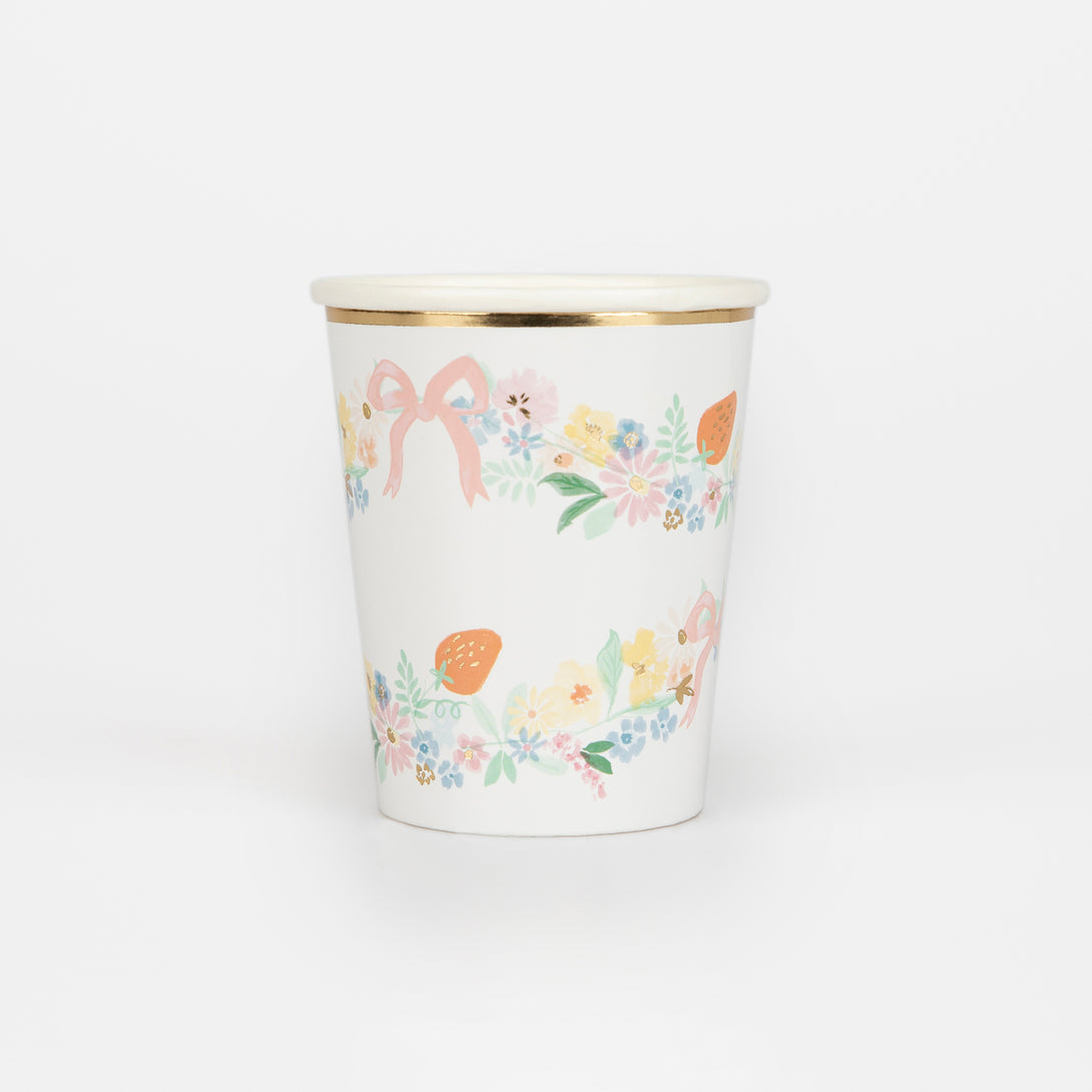 These party cups feature a stylish floral and on-trend bow design, perfect for any elegant meal.