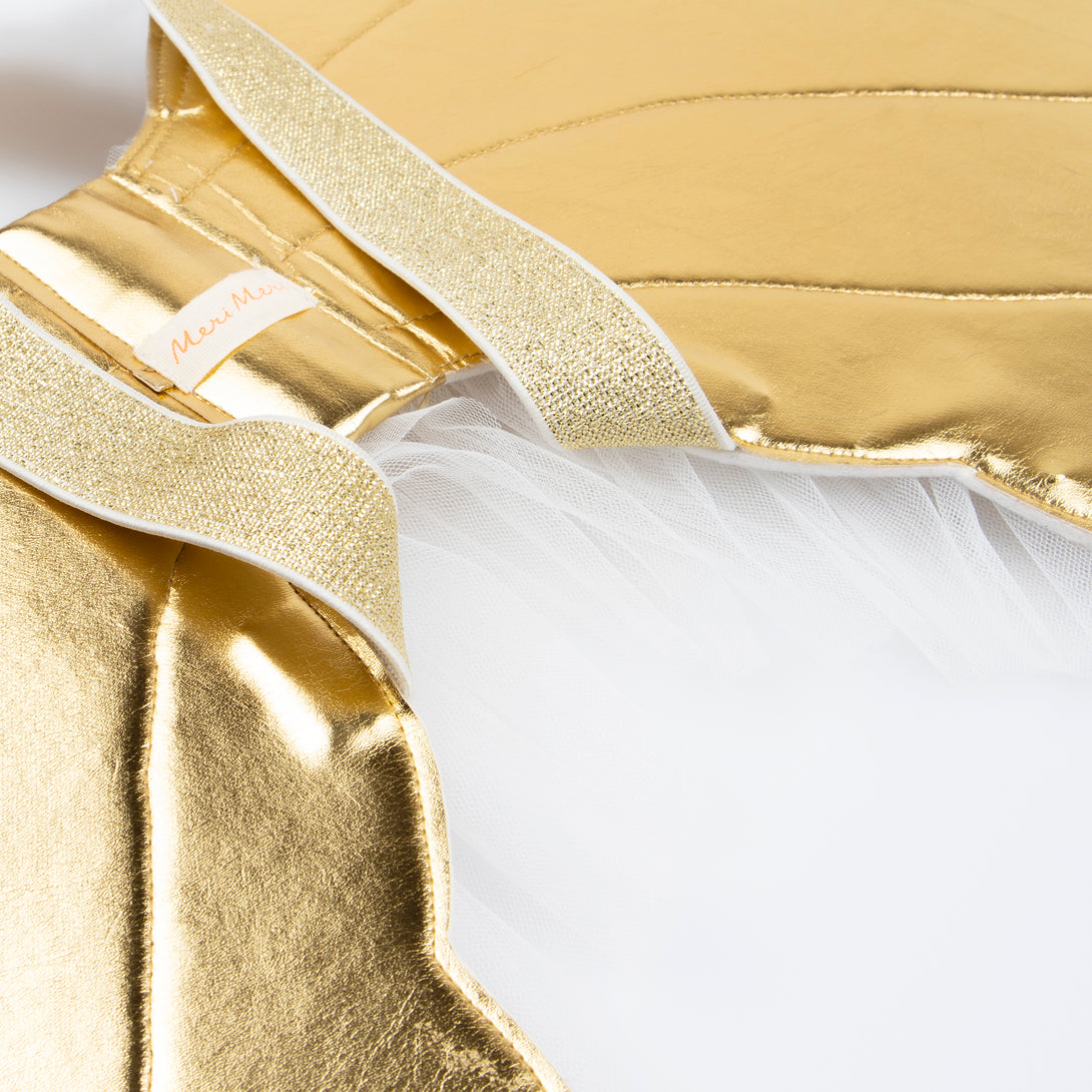 Our angel costume includes gold angel wings and a headband, crafted from tulle, leatherette and velvet for a luxurious look.