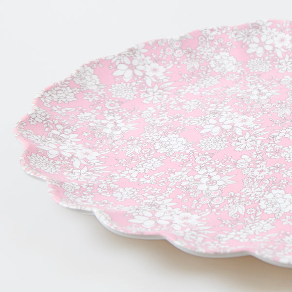 Our Liberty melamine platter features an oval moulded scalloped shape with a beautiful Liberty print design, perfect for garden parties. Image3