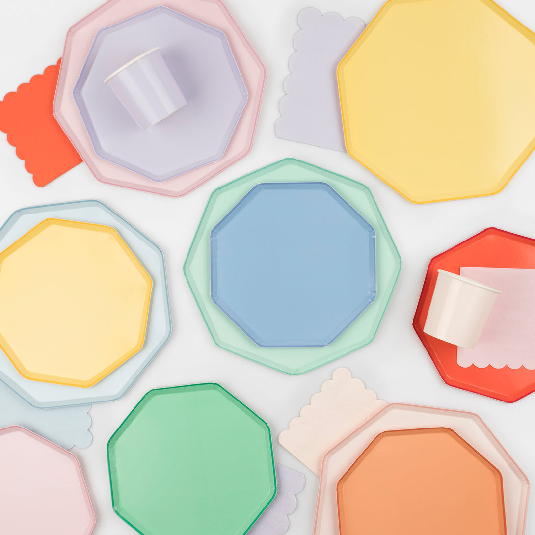 Our paper plates, with a bright papaya colour and special octagonal shape, are perfect to add to your party supplies.