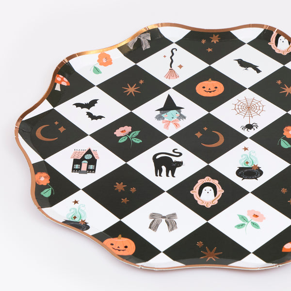 Vores halloween-tallerkener er lavet af papir i middagsstørrelse og har et patchwork-mønster, glade figurer og skinnende kobberfolie. Billede 2