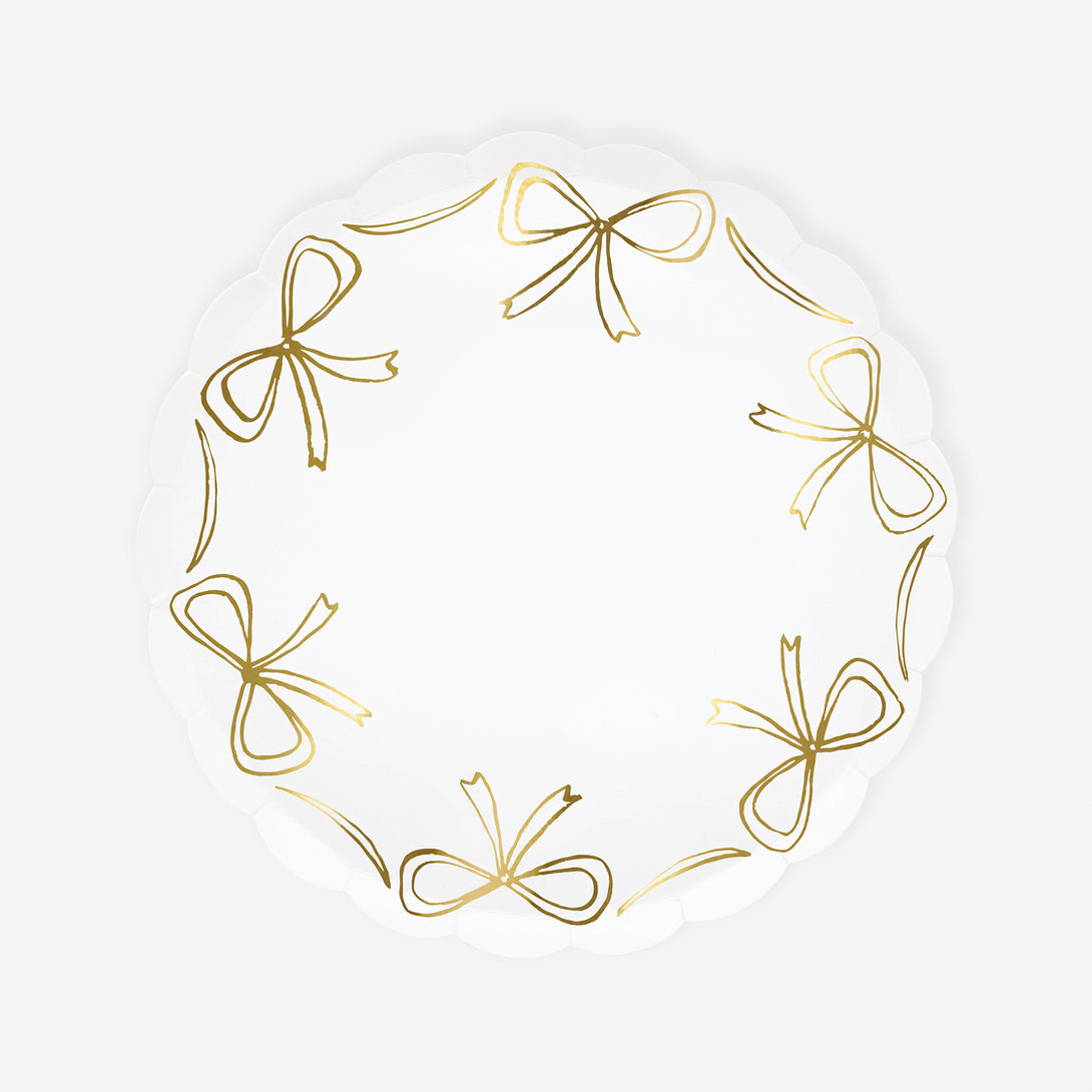 Make your Christmas party look amazing with our scalloped side plates with golden bow details, disposable plates that look stylish. Image1