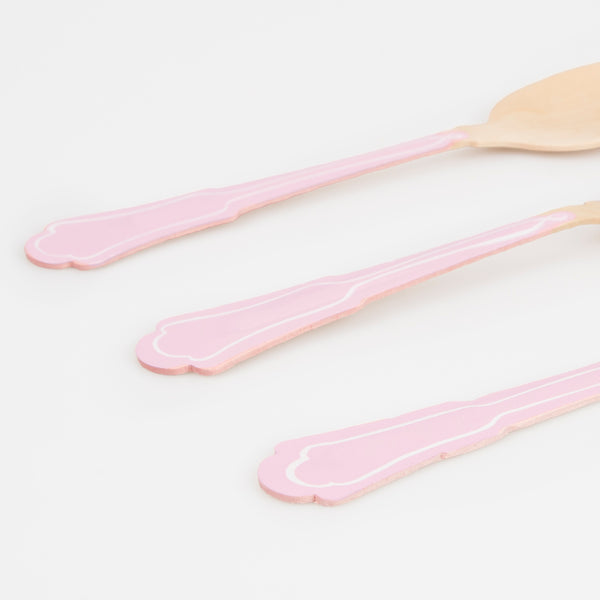 Our disposable cutlery set, made from wood with pretty pink handles, is ideal for a princess party, fairy party or picnic. Image3