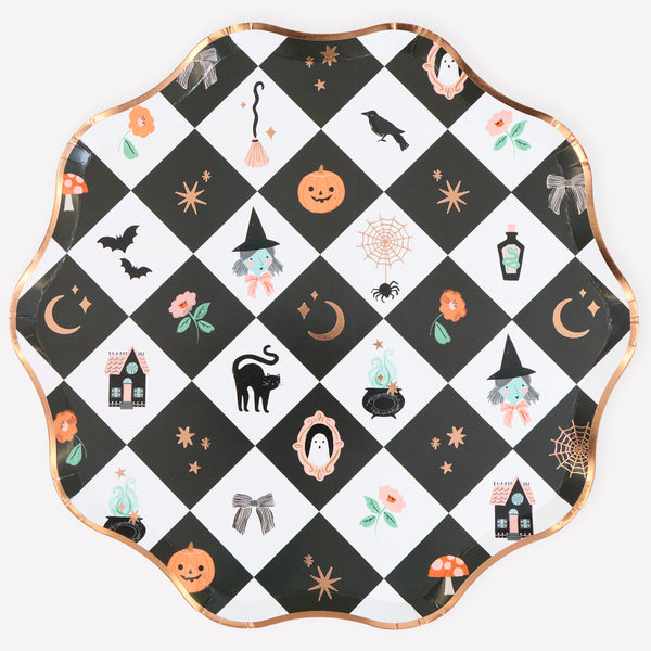 Vores halloween-tallerkener er lavet af papir i tallerkenstørrelse og har et patchwork-mønster, glade figurer og skinnende kobberfolie. Billede 1