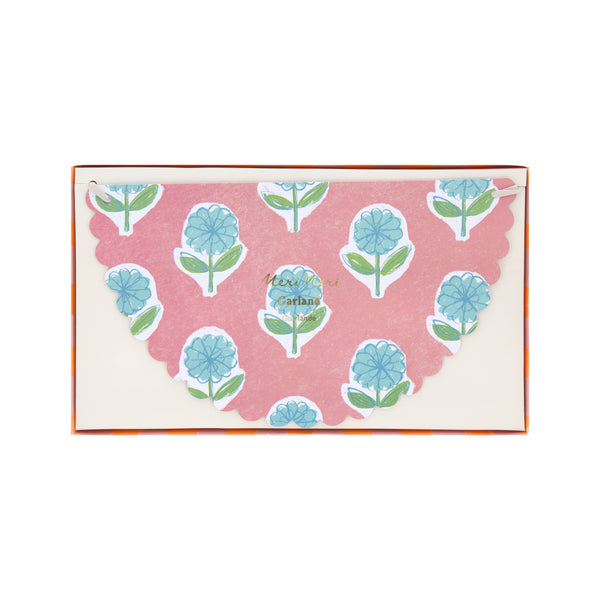 Our floral garland, made from premium paper, features summery shades, perfect to decorate a chic baby shower, birthday or garden party. Image3