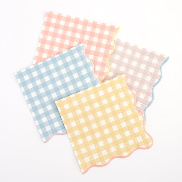 Our disposable napkins with a gingham print and scalloped edge will look amazing on your party table. Image1