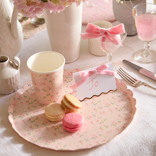 Use our pretty floral plates, made from high-quality paper, in a side plate size, for all your stylish parties. Image2
