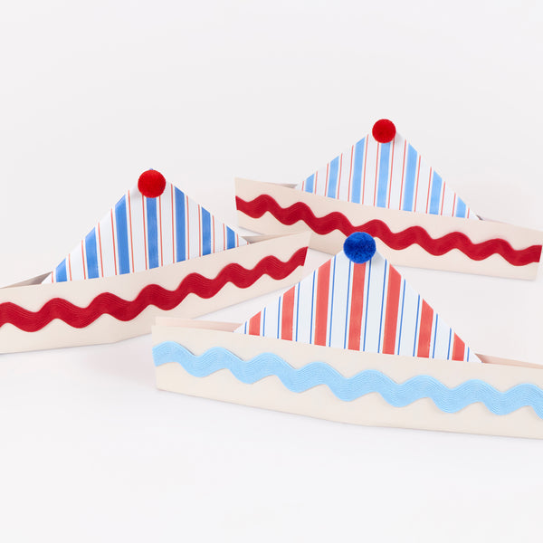 Have a wonderful boat party with our party supplies set for lots of nautical fun, including tableware, sailor party hats and a striking boat garland. 