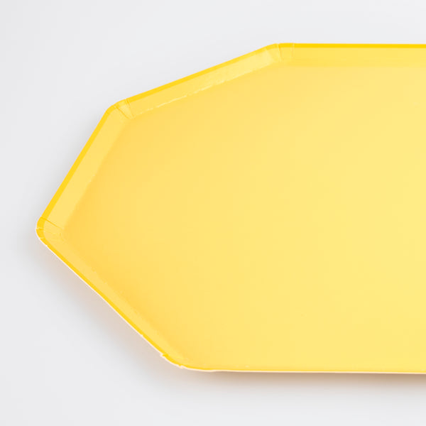 Our paper plates, in bright yellow, are stylish octagonal plates, perfect for any dinner or party. Image3