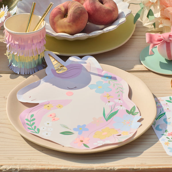 Add a decorative and practical touch to your unicorn party or princess birthday party with our pretty unicorn shaped plates. Image2