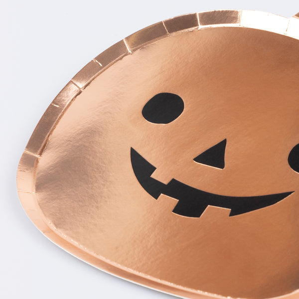 Make your Halloween party look amazing with our shiny copper Halloween pumpkin plates, made with paper for easy use. Image3