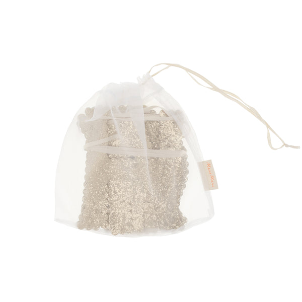 Our gold birthday garland, made from glitter fabric, is perfect to add to your birthday decorations, to reuse year after year. Image5