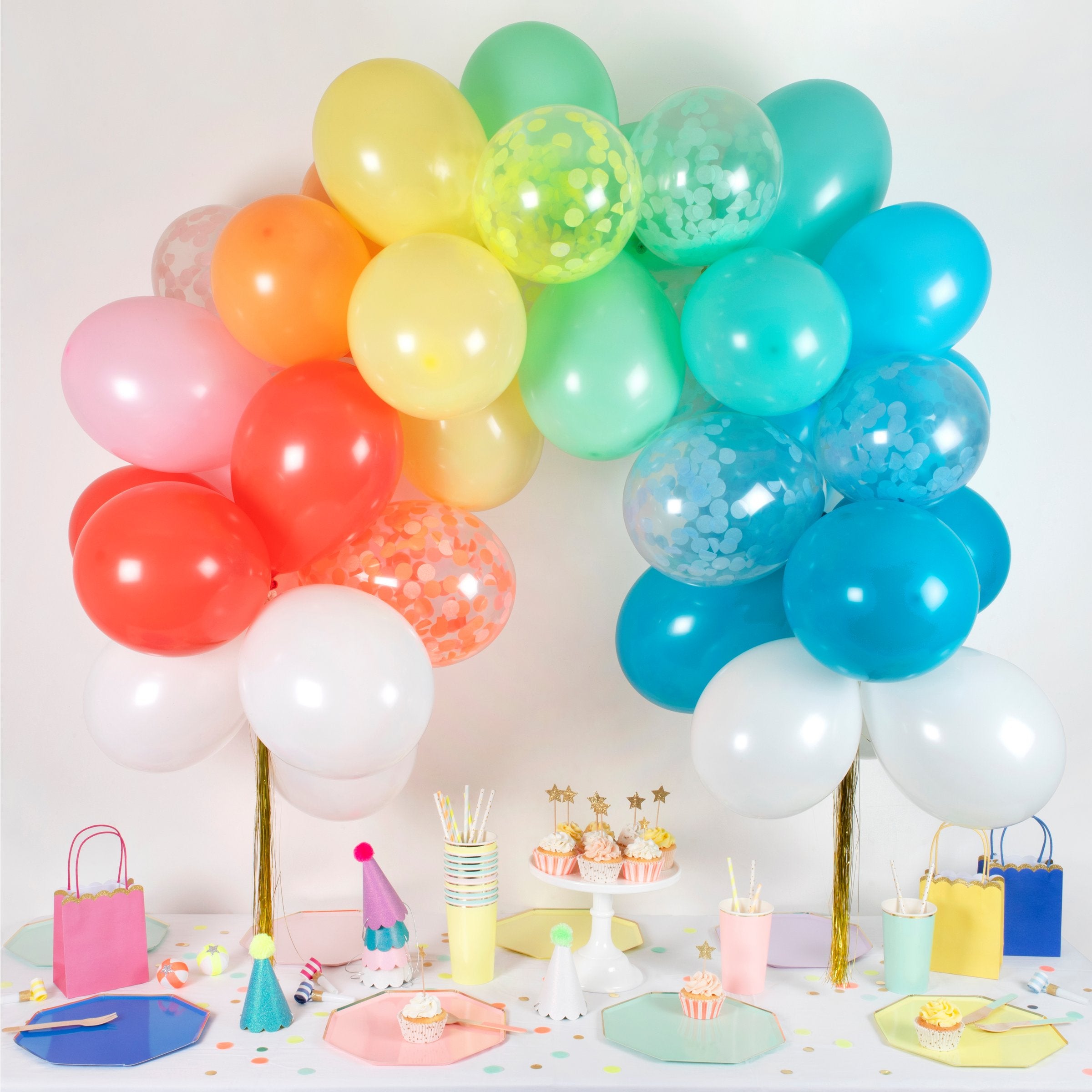 This wonderful arch includes 40 balloons, 10 of which are pre-filled with confetti, and elegant golden streamer tassels