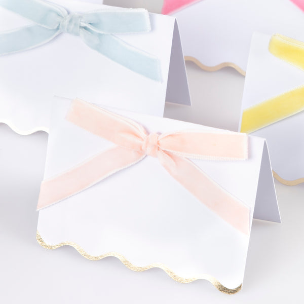 Use our luxury place cards with velvet bows in pastels colours, and shiny gold foil scalloped borders, for special meals like baby showers. Image3