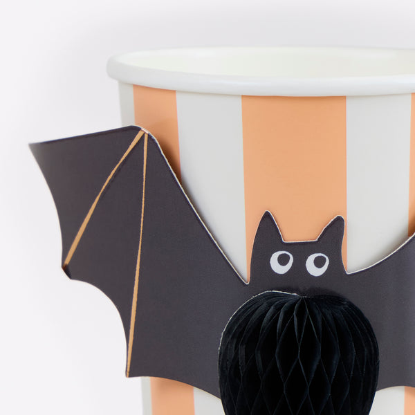 Unsere Halloween-Tassen zeigen Halloween-Symbole mit Wabendetails, ausgeschnittenen Formen und viel Farbe und Kupferfolie für einen tollen Effekt. Bild3