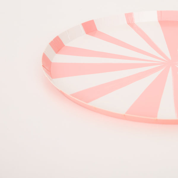 Our party plates, dinner plates with pink stripes, are ideal to add to your birthday party supplies. Image3