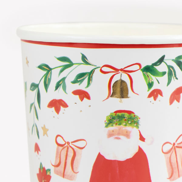 Let Santa make your Christmas party look sensational, with our special set with plates, napkins and cups and a large decoration. Image9