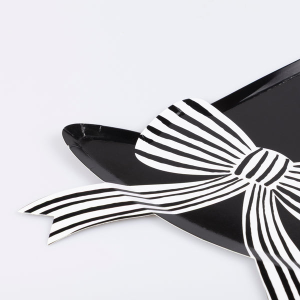 Our Halloween plates are made in the shape of a witch hat, with a striped bow, for a magical look on your party table. Image3