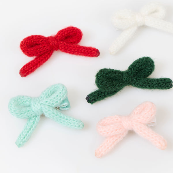 I nostri fermagli per capelli natalizi sono caratterizzati da fiocchi in maglia e dettagli in nastro di velluto nei colori rosso, rosa, bianco, menta e verde, per un look meravigliosamente elegante. Immagine3