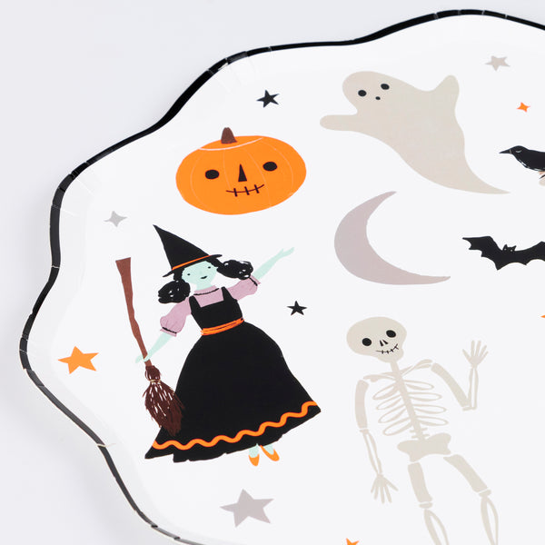 Our disposable plates feature happy Halloween characters, the perfect plates for a fun and stylish party. Image3