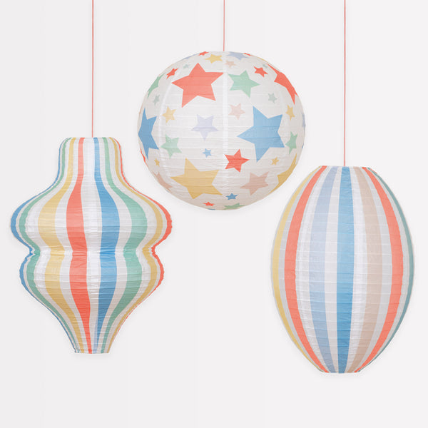 Our paper lanterns, decorated with stars and stripes, are fabulous hanging decorations. Image1