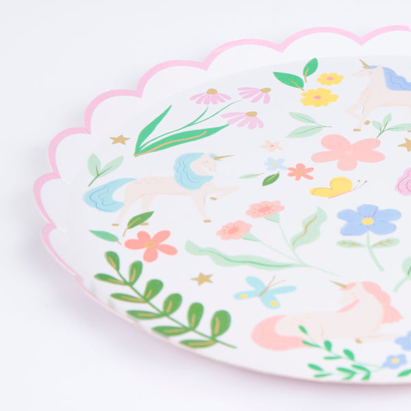 Our unicorn plates, in pretty pastels colours with pops of shiny gold foil, are great for unicorn parties or princess parties. Image2