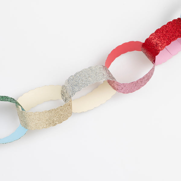 Our paper chain kit includes slot-together chains in jewel-like colours with shimmering glitter, a stylish decoration for Christmas. Image4