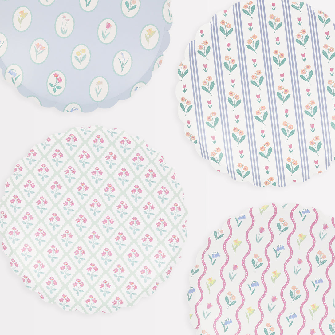 Our paper dinner plates are crafted in thick paper with a pretty floral design and pastel colours.