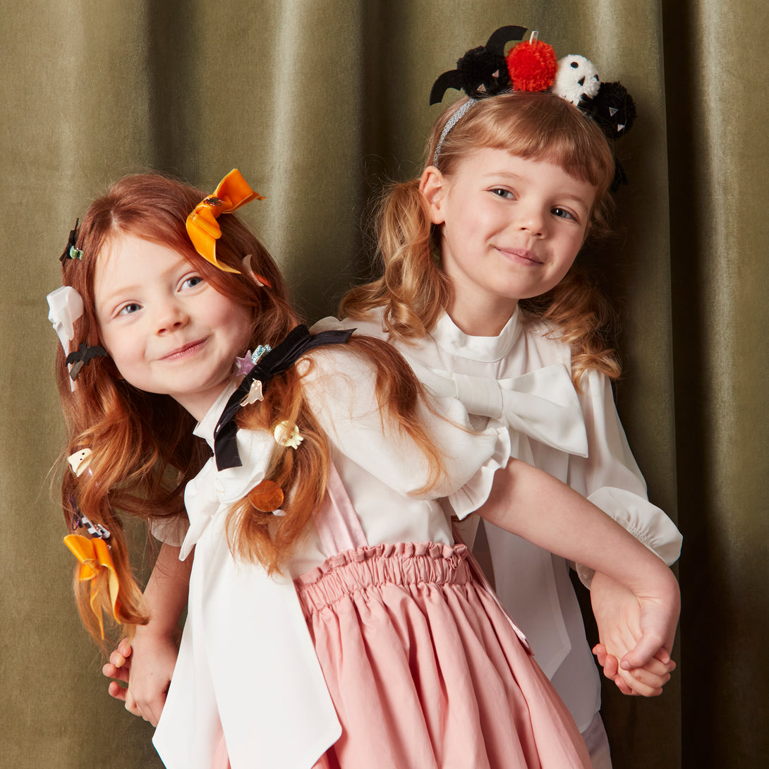 Add our Halloween headband, with fun pom pom details, to your Halloween accessories for a thrilling look.