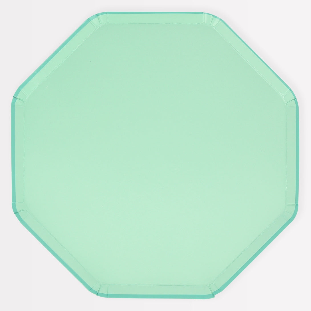 Our paper plates, in a soft green colour with an octagonal shape, are the perfect party plates for any celebratory dinner.