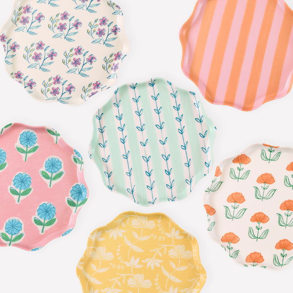 Our small reusable plates feature summery floral designs that are ideal for chic celebrations including garden parties and afternoon tea. Image1