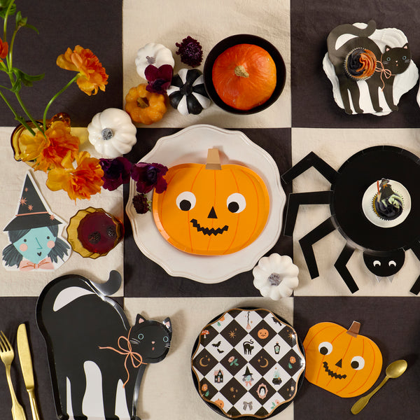 Tilføj legende sjov til din halloweenfest med vores specielle katteformede paptallerkener, der er ideelle til farver, karakter og stil. Billede 2