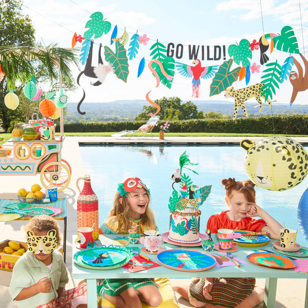 Make a jungle party look amazing with our special paper garland set featuring jungle animals, plants and leaves for a vibrant effect. Image2