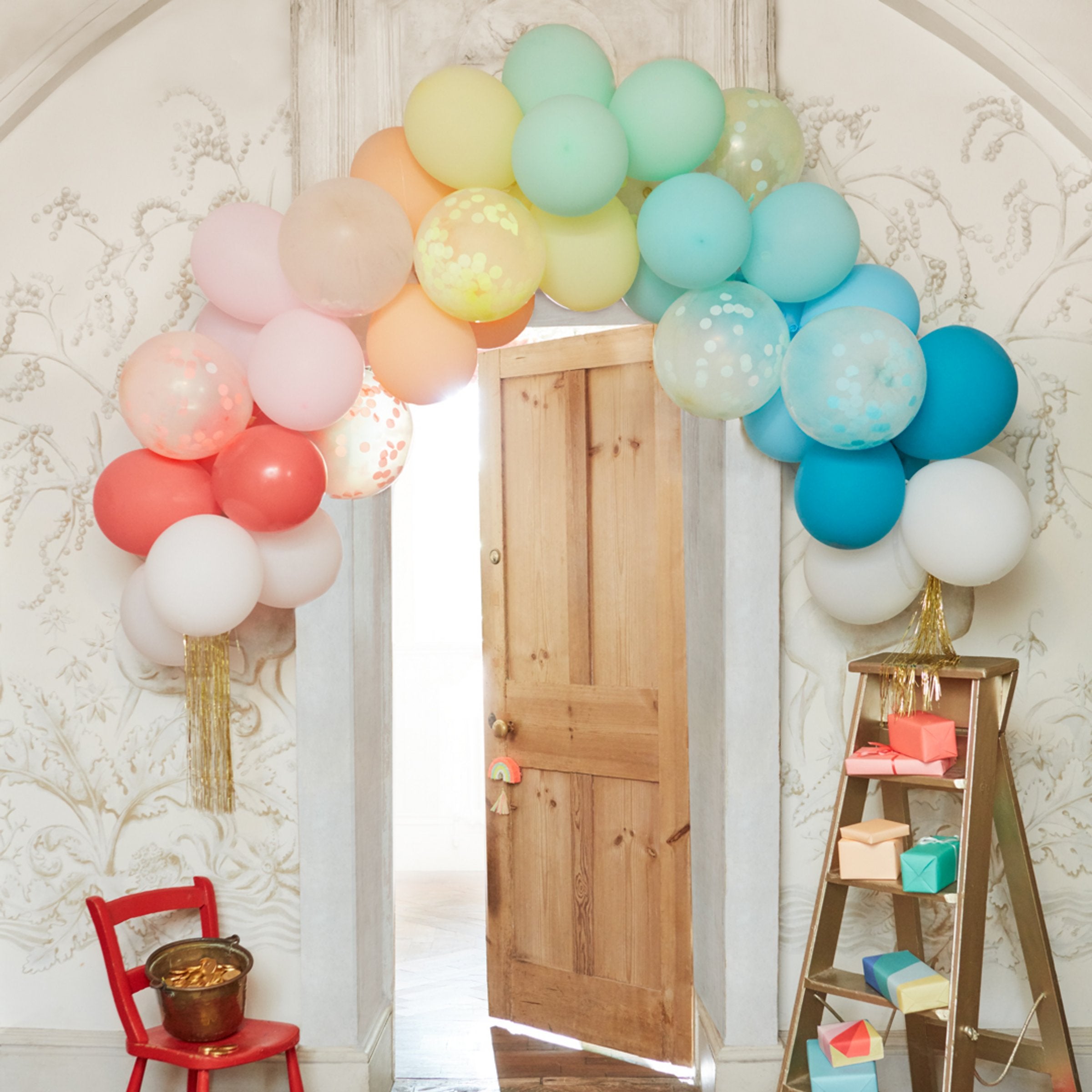 This wonderful arch includes 40 balloons, 10 of which are pre-filled with confetti, and elegant golden streamer tassels
