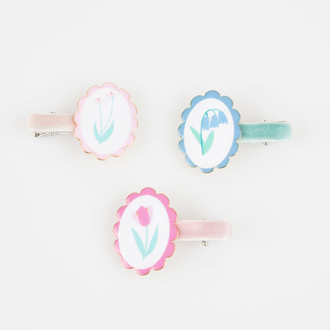 Our charming hair clips, with pretty pastel flower cameos, make great party bag gifts.