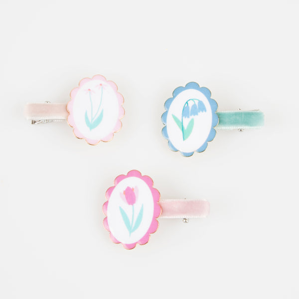 Our charming hair clips, with pretty pastel flower cameos, make great party bag gifts. Image4