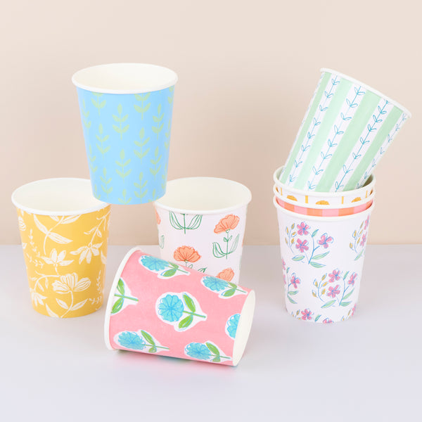 Our floral paper cups are inspired by Indian block prints, with summery colours, ideal for hot and cold drinks at chic celebrations. Image1
