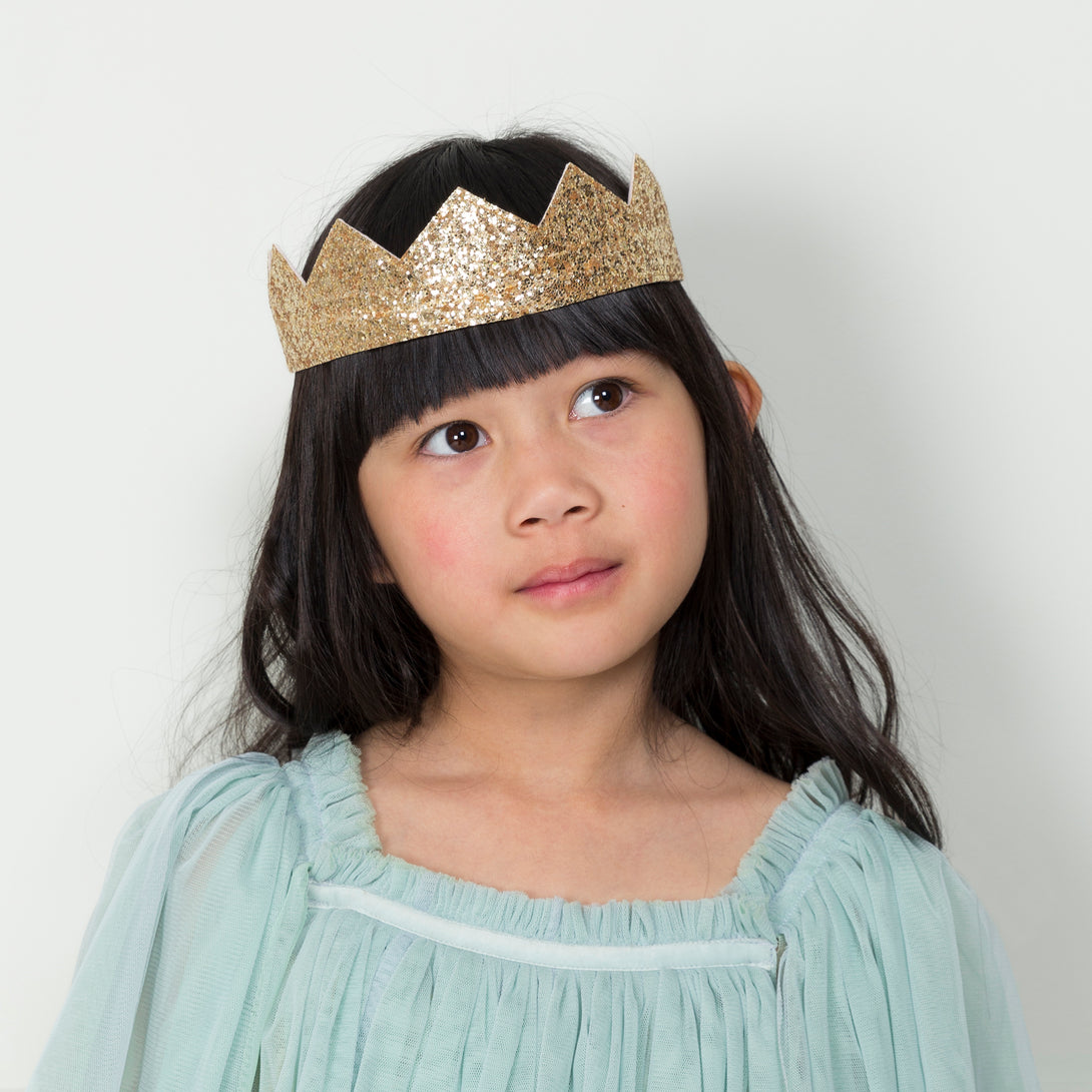 This princess costume for kids is made from colourful tulle layers and comes with a gold princess crown. Image2