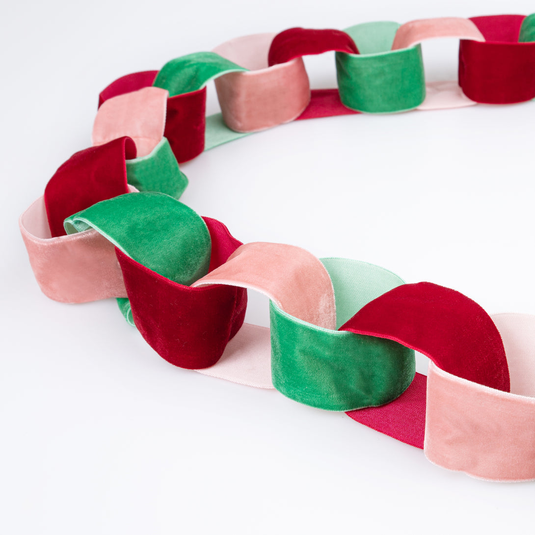 Add style to your Christmas hanging decorations with our garland made from soft luxurious velvet.